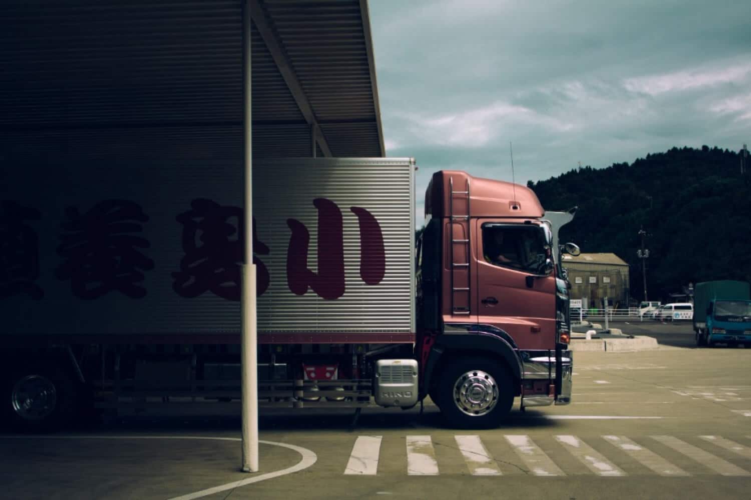 Camion comercial pregătit pentru tranzit, reflectând eficiența în industria de curierat.